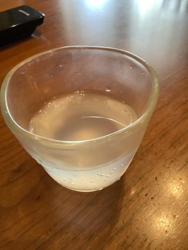 梅ジュース🥤🍹解禁上出来で美味しい😋
5月28日につけたらしい〜〜教会の姉妹が梅が沢山あるというのでそれぞれに生の梅1kgづつ配られたが！〜こんなの貰っても迷惑❣️と思っていたが、梅の瓶を探してrockyで買って氷砂糖に生梅をつけて時々振る事数週間くらい〜勝手にジュースは湧いてきて出来上がっていたよ！かなり濃厚な果汁100%
Yahooオークションで貰って使い道のなかった1000円券と、これもYahooで1000円商品券期限5日前のがあったのでその2000円券を使って送料込みの590円で炭酸水24本セットを買った。
梅ジュースと合わせたら🍹これは凄い❣️❣️😋😋😋美味しい😋🤤
勝手にできたウメ〜ジュース🍹🍹🍹
厄介者だと思った生梅が変身した瞬間❣️